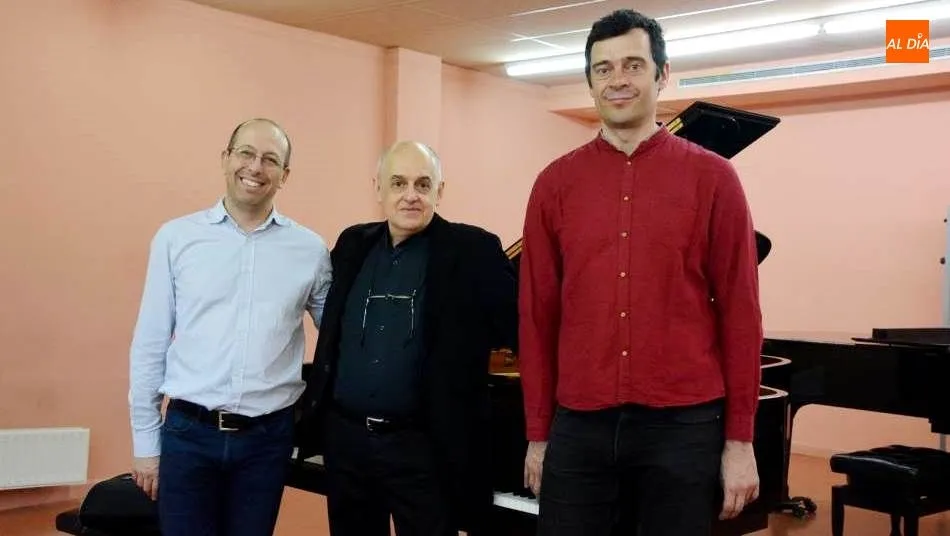 Javier Castro, Zsolt Nagy (centro) y Alberto Rosado, en el Coscyl. Foto de Lydia González