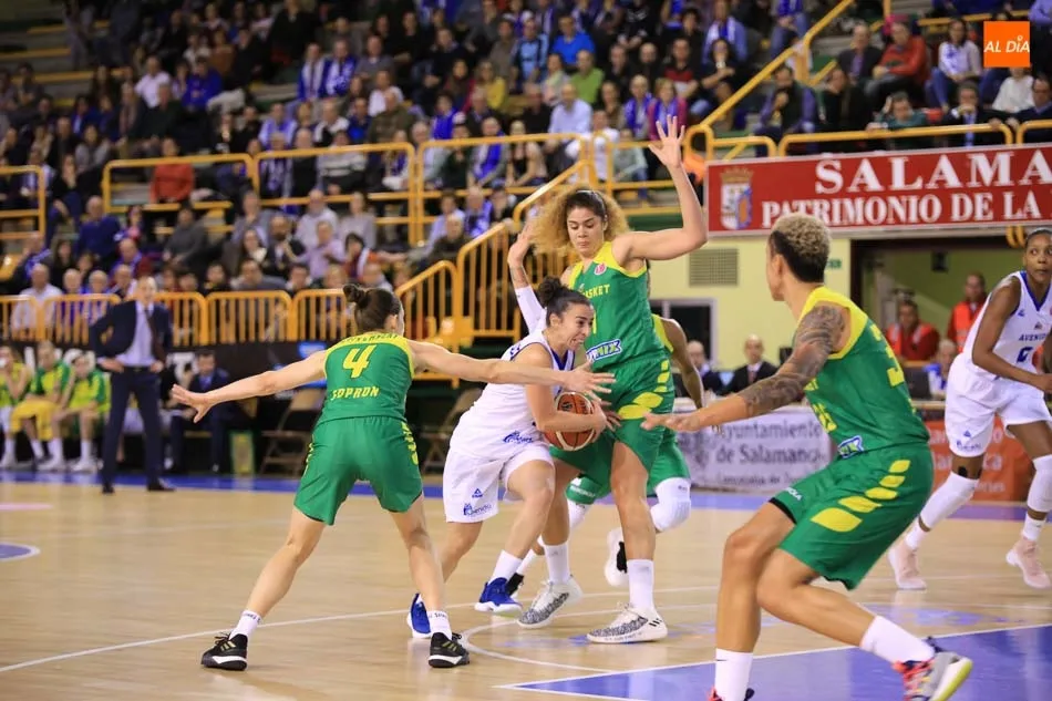 Silvia Domínguez penetra a canasta