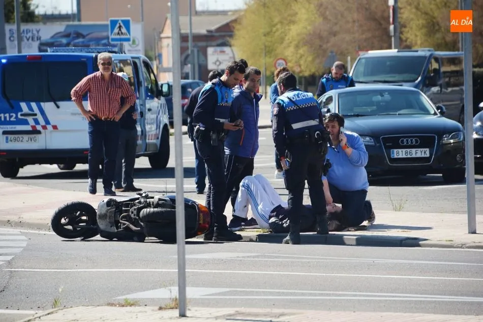 Foto 3 - Un motorista herido tras una colisi&oacute;n con un coche en la glorieta de Salas Bajas&nbsp;