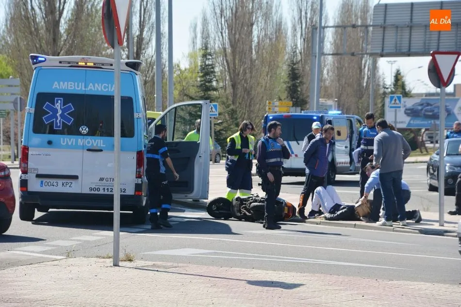 Foto 2 - Un motorista herido tras una colisi&oacute;n con un coche en la glorieta de Salas Bajas&nbsp;