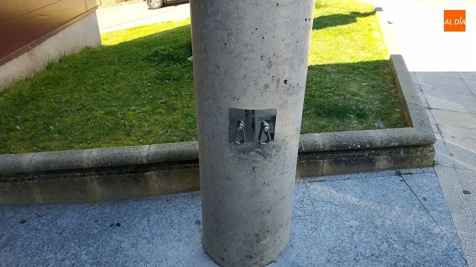 Foto 4 - La biblioteca y el centro cultural cuentan ya con aparcabicicletas y enganches para mascotas