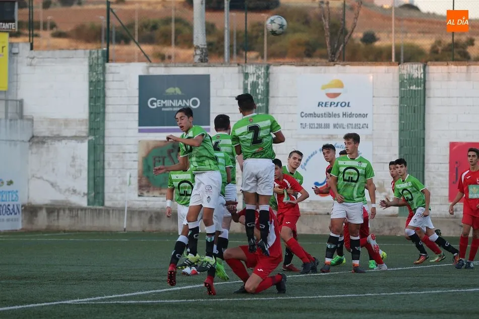 El CD Guijuelo Juvenil en un partido de esta temporada en el Municipal de la villa