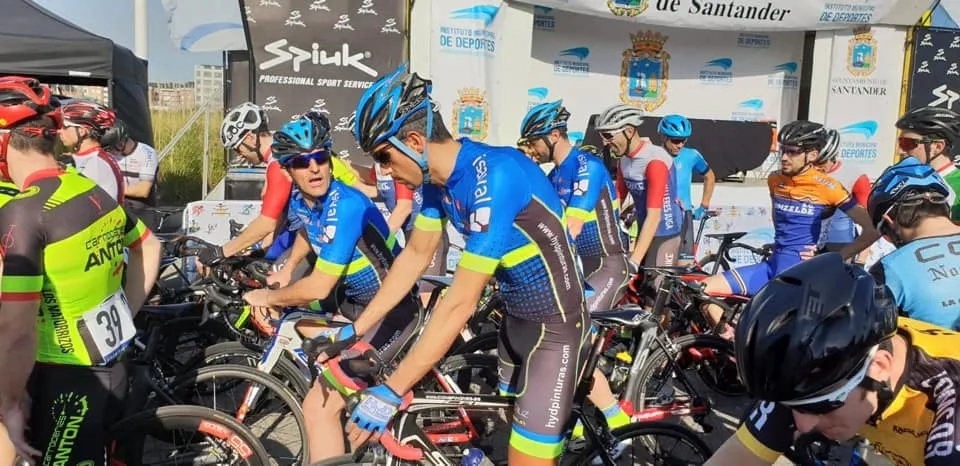 Integrantes del equipo absoluto antes de una carrera