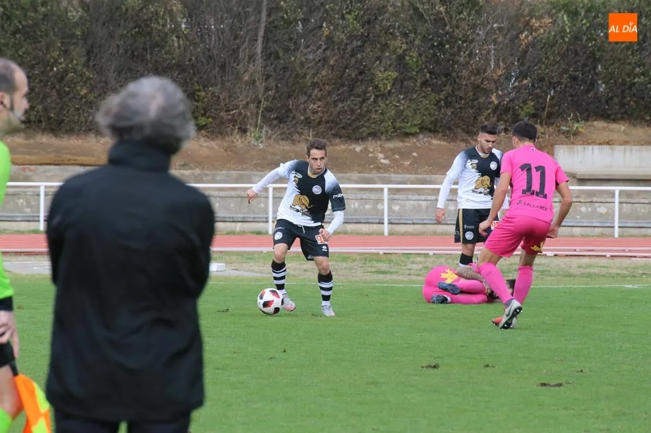 Jorge Hernández aguanta el balón en el partido de ida frente a la Ponferradina