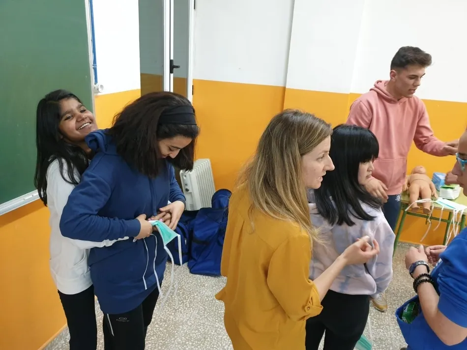 Foto 10 - Los alumnos de 4&ordm; de la ESO del Fray aprenden a hacer la reanimaci&oacute;n cardiopulmonar  