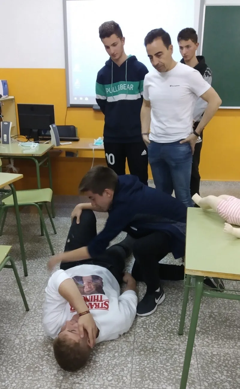 Foto 8 - Los alumnos de 4&ordm; de la ESO del Fray aprenden a hacer la reanimaci&oacute;n cardiopulmonar  