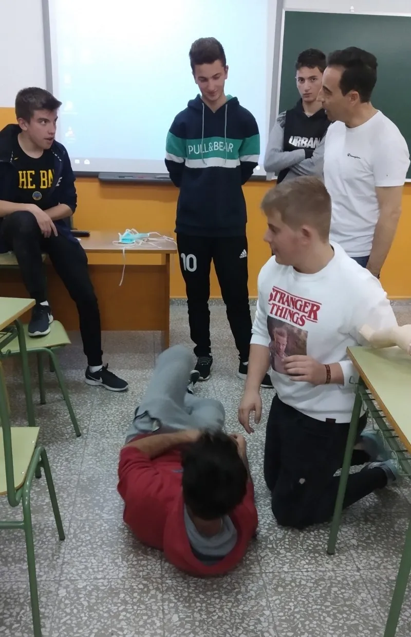 Foto 7 - Los alumnos de 4&ordm; de la ESO del Fray aprenden a hacer la reanimaci&oacute;n cardiopulmonar  