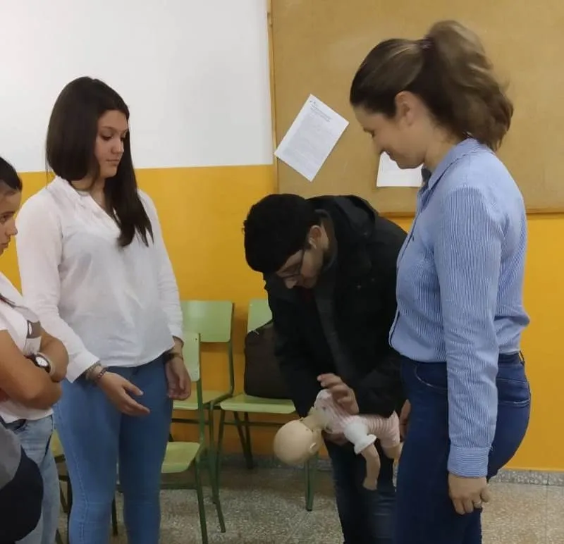 Foto 4 - Los alumnos de 4&ordm; de la ESO del Fray aprenden a hacer la reanimaci&oacute;n cardiopulmonar  