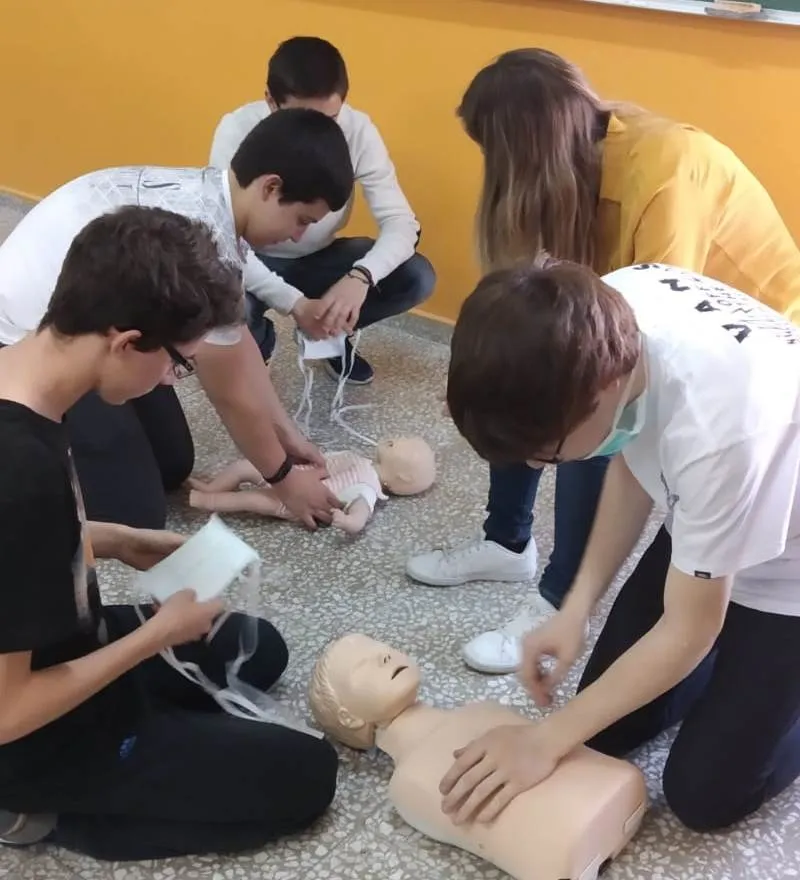 Foto 2 - Los alumnos de 4&ordm; de la ESO del Fray aprenden a hacer la reanimaci&oacute;n cardiopulmonar  