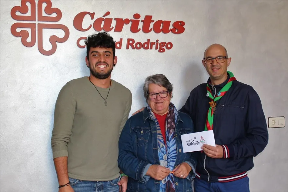 El Grupo Scout Kennedy entrega a Cáritas el dinero recaudado con su Red Solidaria  