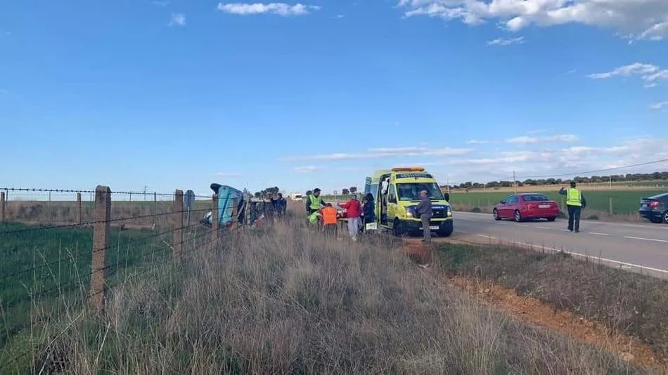 Dos personas heridas por el vuelco de un turismo en la carretera de Tamames