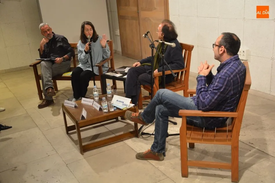 Foto 9 - Amena conversaci&oacute;n sobre &lsquo;Palabras al l&iacute;mite&rsquo; en la Casa de las Conchas