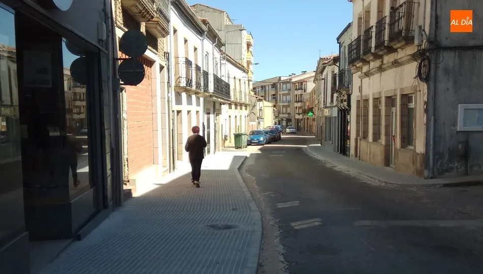 El ensanche de aceras de la calle Pedro Velasco facilita ahora el paseo con un coche de bebé / CORRAL
