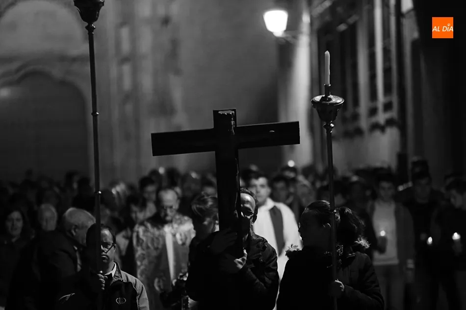 Foto 7 - Multitudinario V&iacute;a Crucis de la humanidad actual por las calles de Salamanca