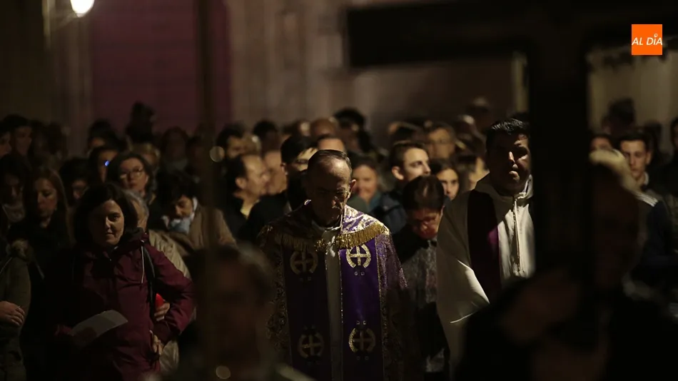 El obispo de Salamanca presidió el Via Crucis (Foto: Alejandro López)