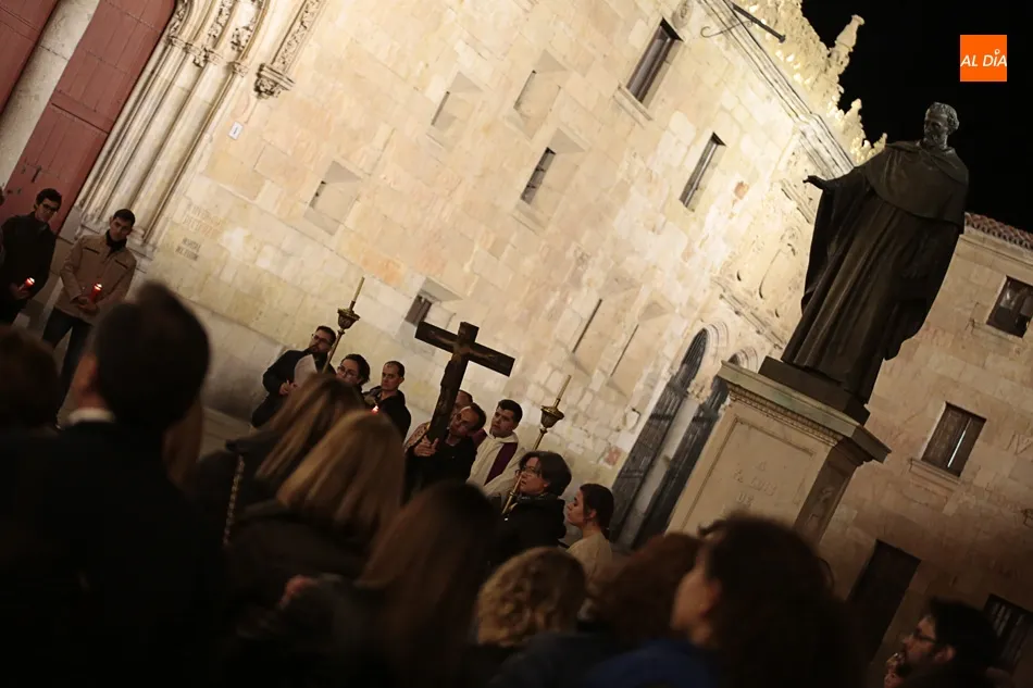 Foto 2 - Multitudinario V&iacute;a Crucis de la humanidad actual por las calles de Salamanca
