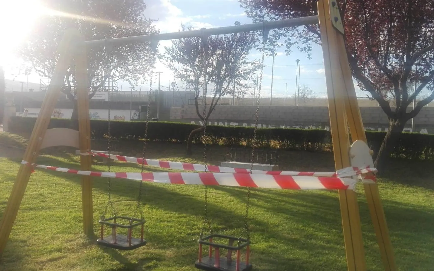 Precintados por motivos de seguridad varios juegos en el Parque del Valle de San Martín  