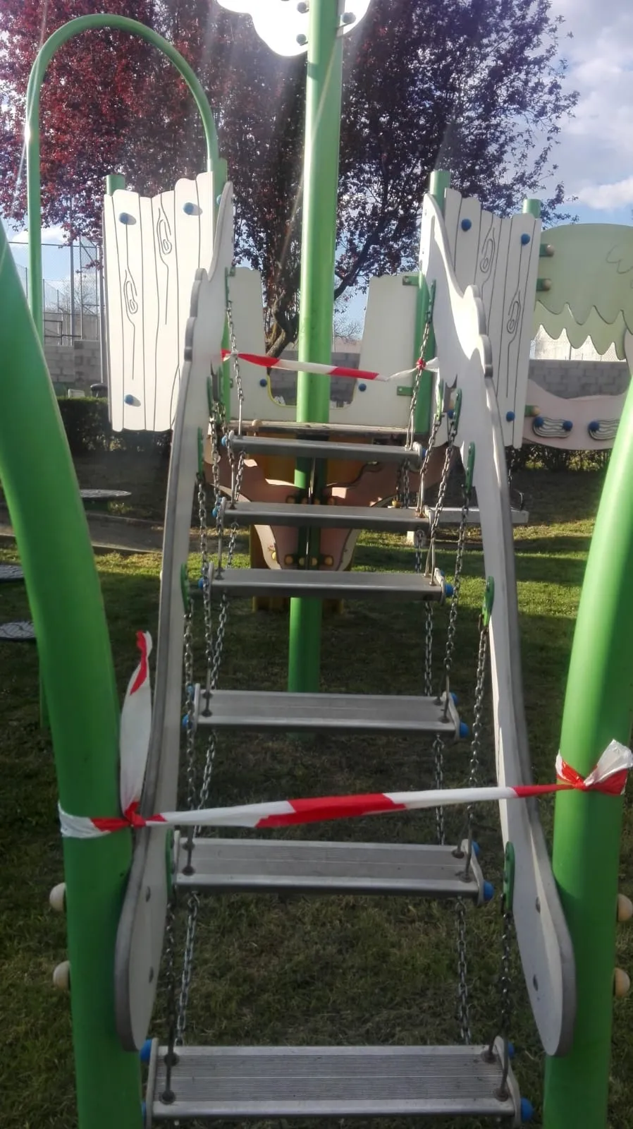 Foto 7 - Precintados por motivos de seguridad varios juegos en el Parque del Valle de San Mart&iacute;n  