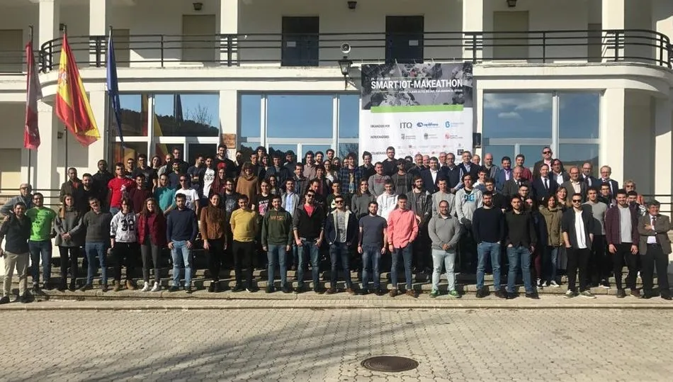 Posado de los participantes junto a las autoridades en el albergue de Llano Alto