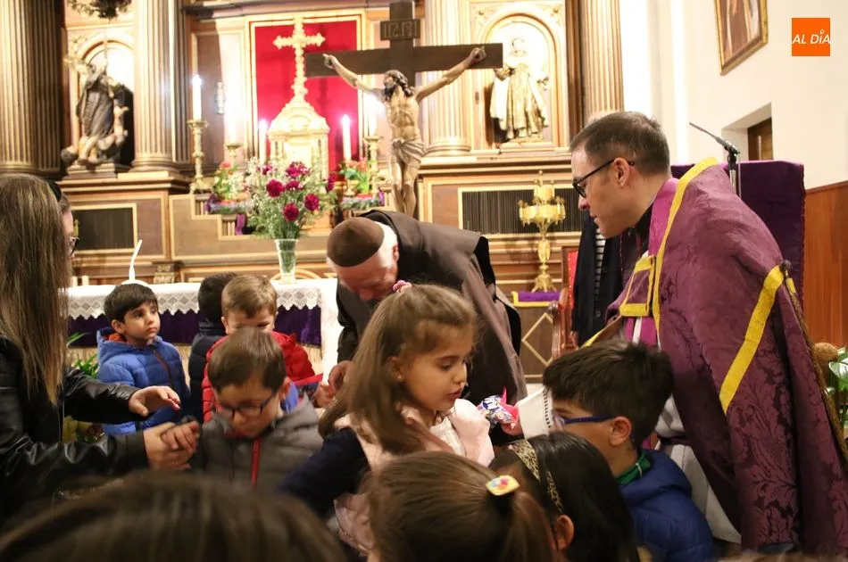 Foto 8 - El V&iacute;a Crucis infantil de los Carmelitas Descalzos se consolida