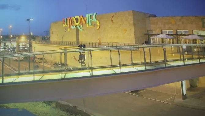 Fachada del Centro Comercial El Tormes