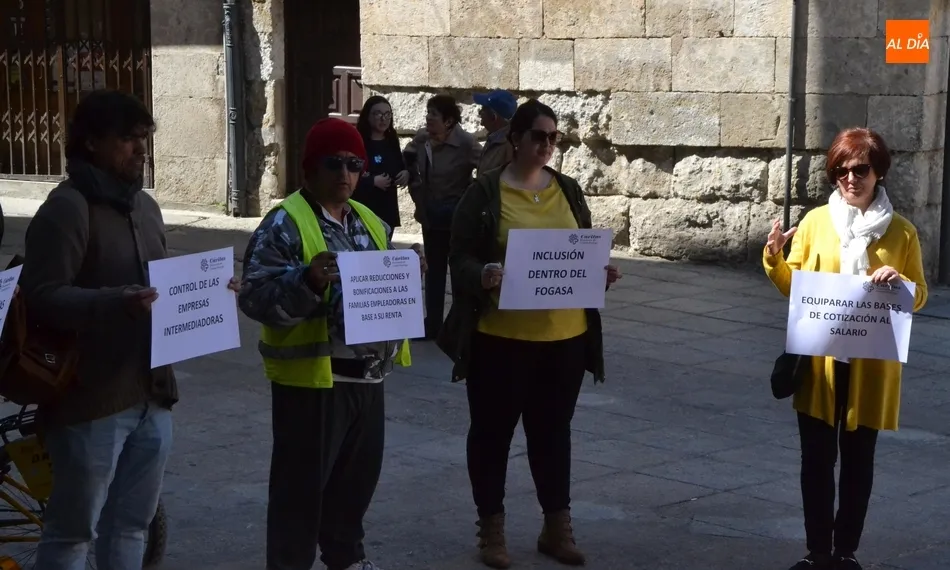 Foto 10 - C&aacute;ritas sale a la calle para concienciar sobre la situaci&oacute;n de las empleadas de hogar  