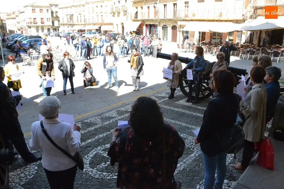 Foto 9 - C&aacute;ritas sale a la calle para concienciar sobre la situaci&oacute;n de las empleadas de hogar  