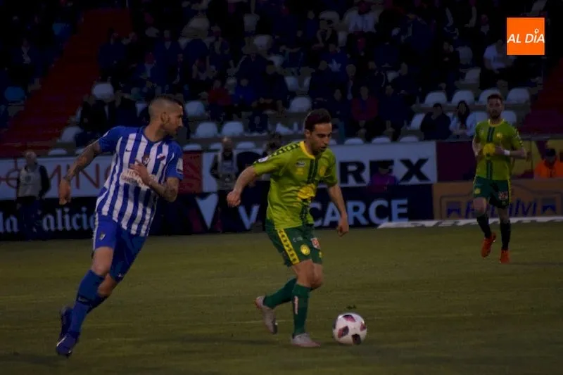 Jorge Hernández disputa la posesión del balón con un rival / José Luis Cotobal