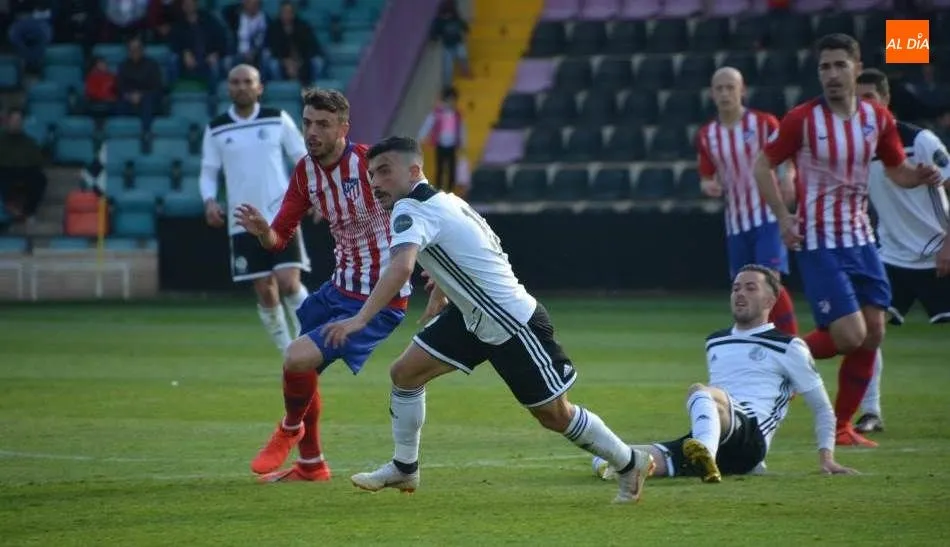 José García y Santi Luque, en una jugada del encuentro, antes de la lesión del primero y de la expulsión del segundo. Foto de Lydia González