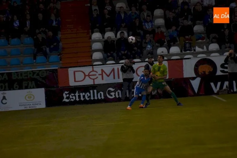 Foto 10 - La Ponferradina inflige demasiado castigo a Unionistas (3-0)