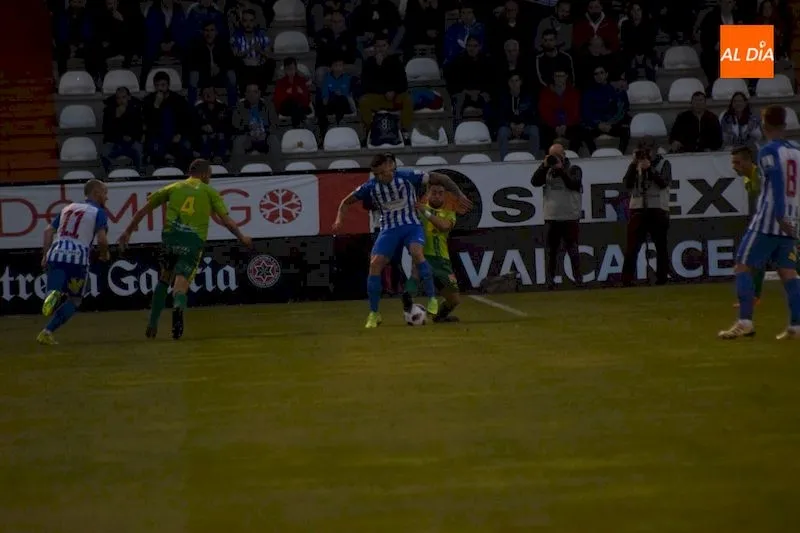 Foto 9 - La Ponferradina inflige demasiado castigo a Unionistas (3-0)