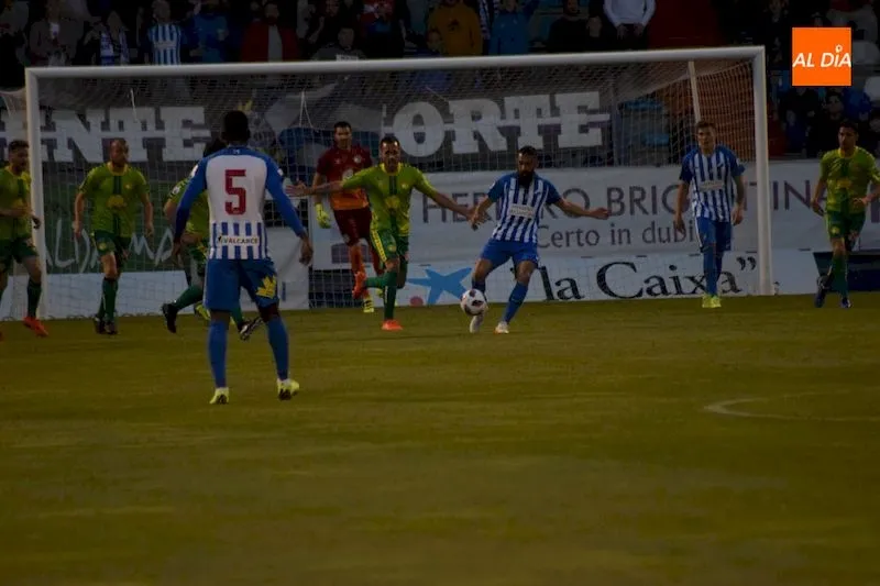 Foto 8 - La Ponferradina inflige demasiado castigo a Unionistas (3-0)