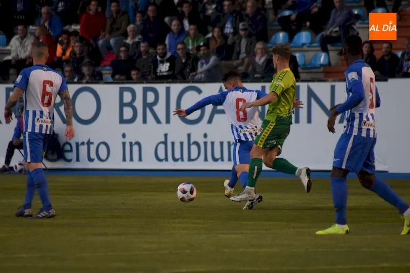 Foto 7 - La Ponferradina inflige demasiado castigo a Unionistas (3-0)
