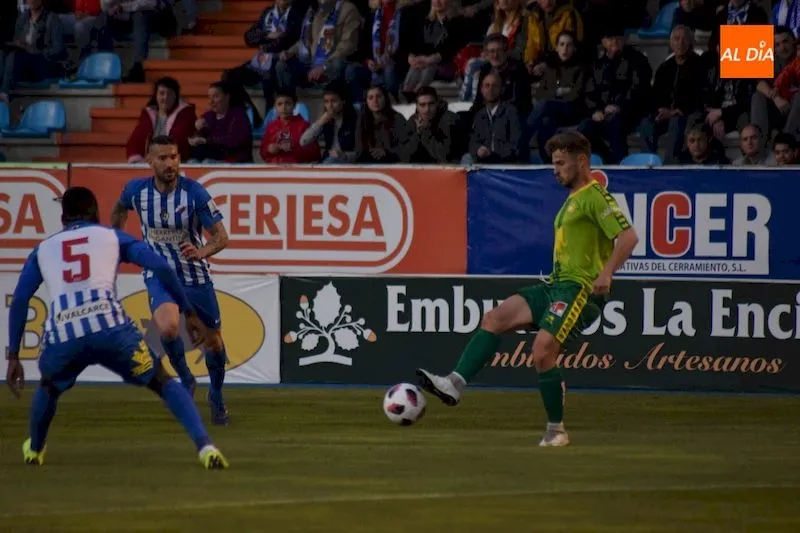 Foto 6 - La Ponferradina inflige demasiado castigo a Unionistas (3-0)