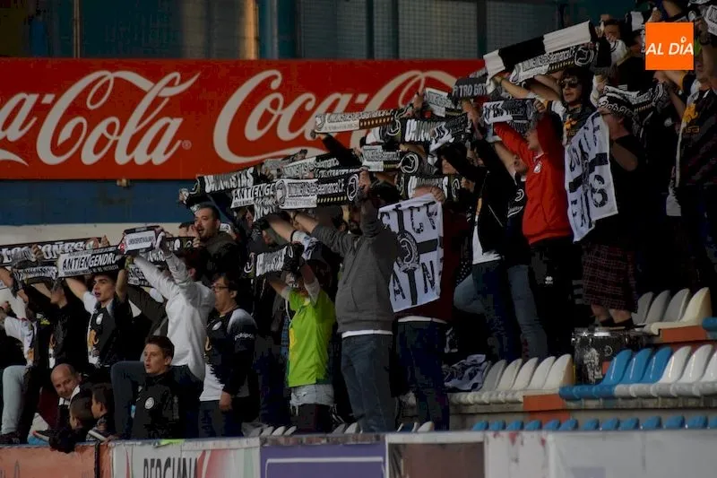Foto 5 - La Ponferradina inflige demasiado castigo a Unionistas (3-0)
