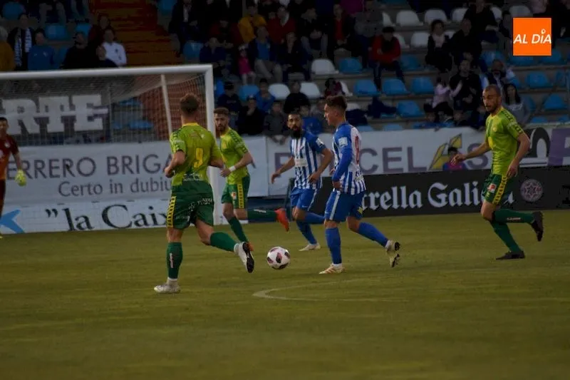 Foto 4 - La Ponferradina inflige demasiado castigo a Unionistas (3-0)