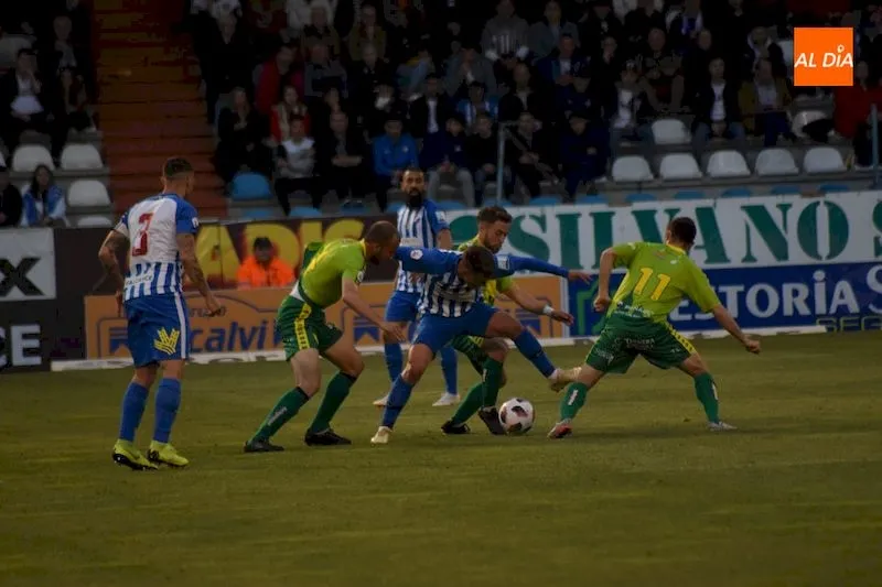 Foto 3 - La Ponferradina inflige demasiado castigo a Unionistas (3-0)