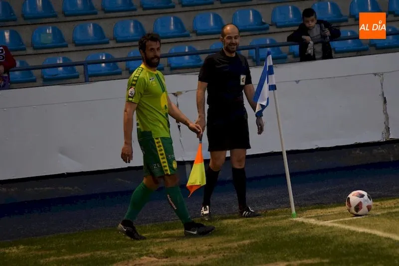 Cristian Portilla realiza un saque de esquina