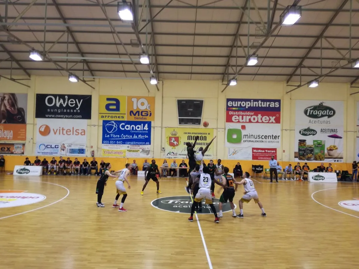 Saque inicial del encuentro / CB Morón