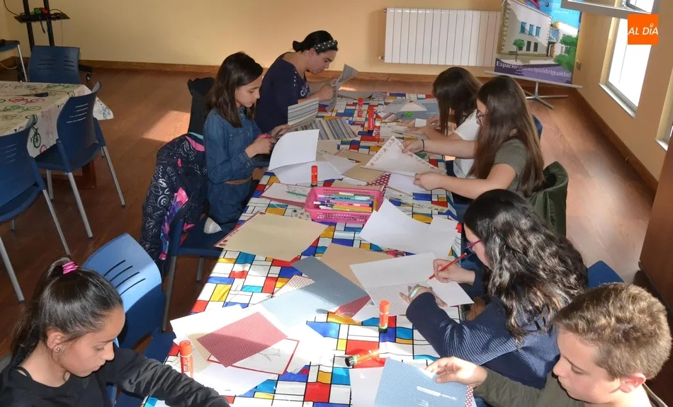 Una docena de jóvenes participa en el nuevo taller de scrap del Espacio i  