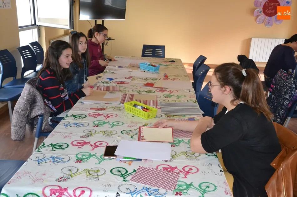 Foto 3 - Una docena de j&oacute;venes participa en el nuevo taller de scrap del Espacio i  