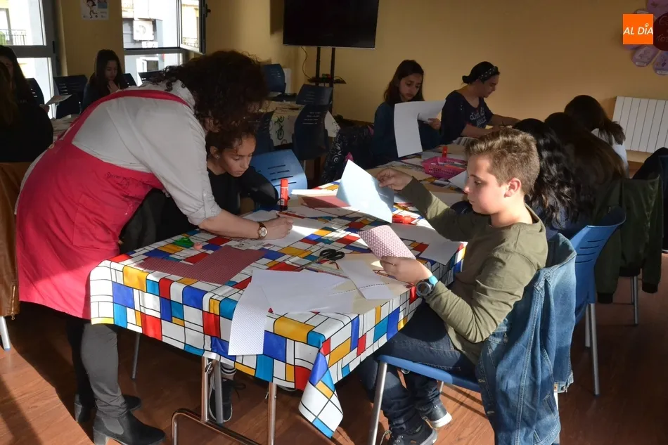 Foto 4 - Una docena de j&oacute;venes participa en el nuevo taller de scrap del Espacio i  