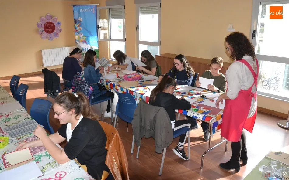 Foto 2 - Una docena de j&oacute;venes participa en el nuevo taller de scrap del Espacio i  