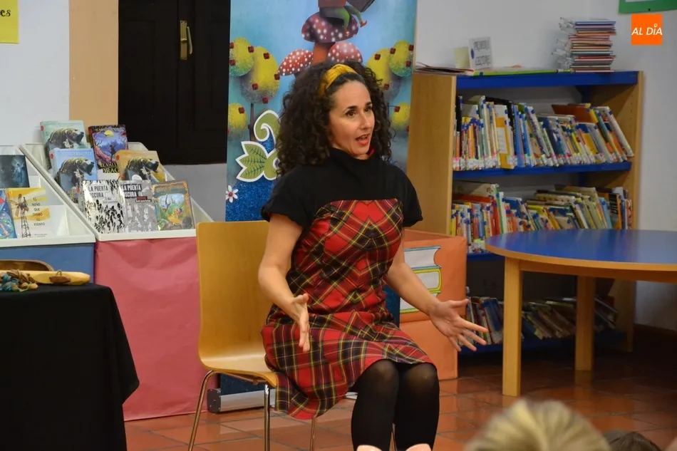 Cristina Temprano relata sus cuentos a los niños mirobrigenses  