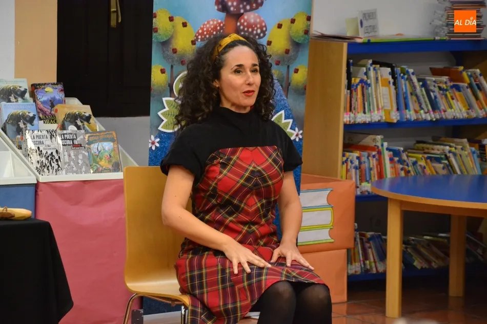 Foto 5 - Cristina Temprano relata sus cuentos a los ni&ntilde;os mirobrigenses  