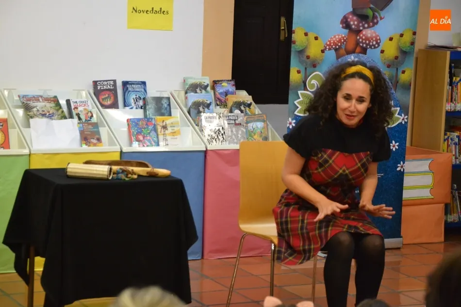 Foto 2 - Cristina Temprano relata sus cuentos a los ni&ntilde;os mirobrigenses  