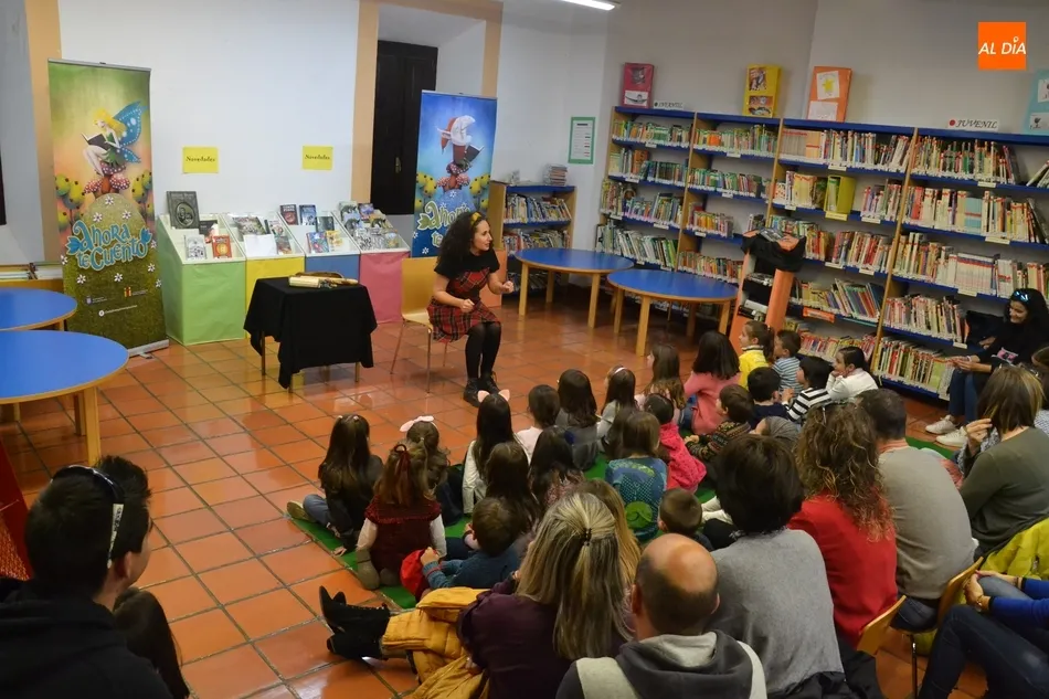 Foto 4 - Cristina Temprano relata sus cuentos a los ni&ntilde;os mirobrigenses  