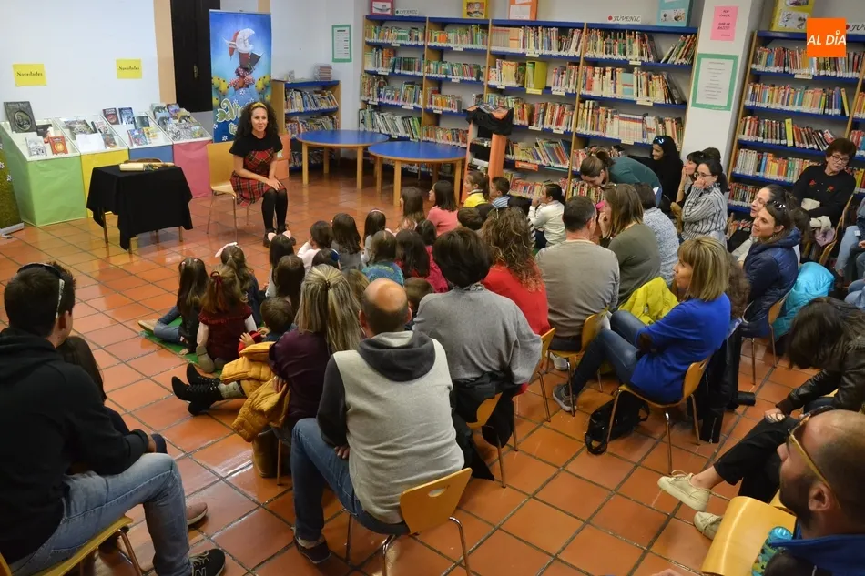 Foto 6 - Cristina Temprano relata sus cuentos a los ni&ntilde;os mirobrigenses  