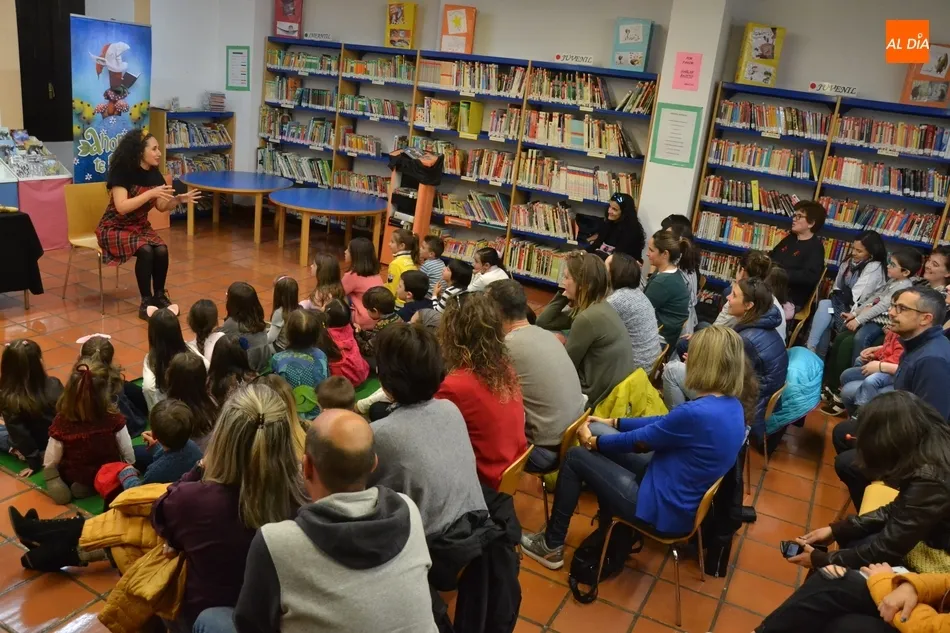 Foto 3 - Cristina Temprano relata sus cuentos a los ni&ntilde;os mirobrigenses  
