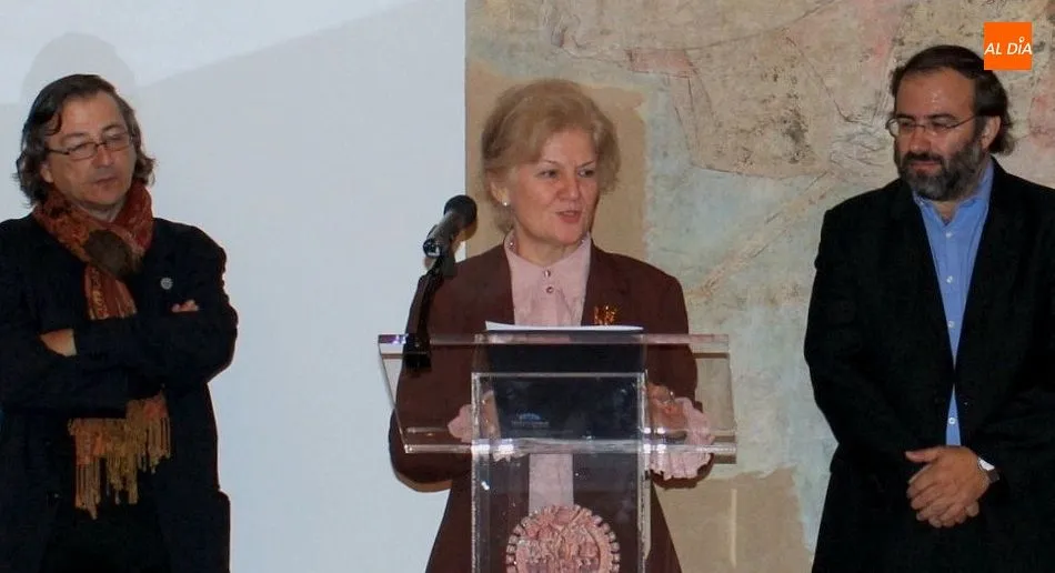 Carmen Bulzán con Miguel Elías y A. P. Alencart, en un acto en la USAL